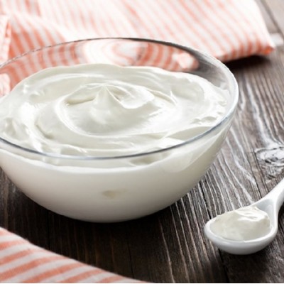Йогурт и другие кисломолочные продукты в кастрюле